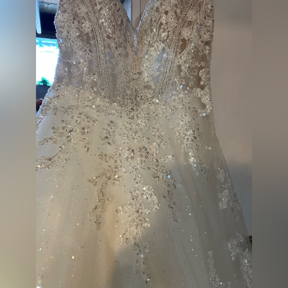 Stunning Ivory Sequin Wedding Dress - Picture 10 of 16